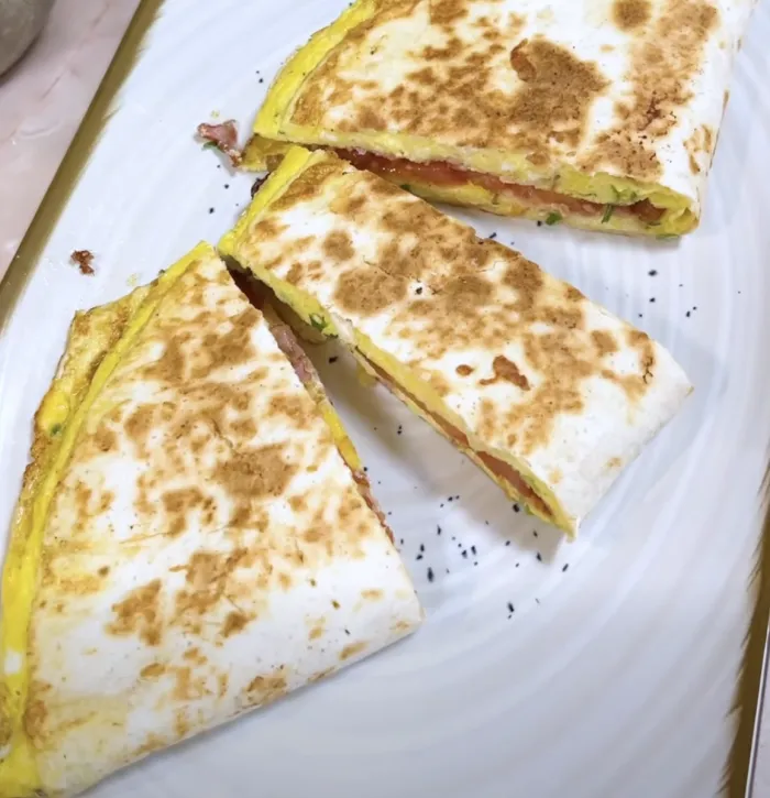 🥙 Omletă la lipie – rapidă și tare gustoasă