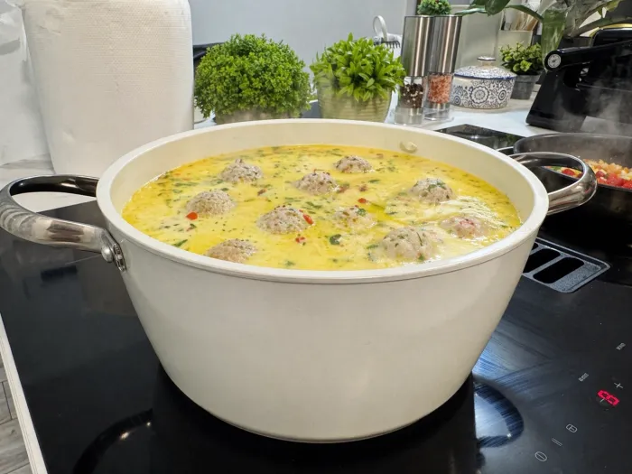 🥣 Ciorbă de perișoare cu smântână (pas cu pas, explicată)