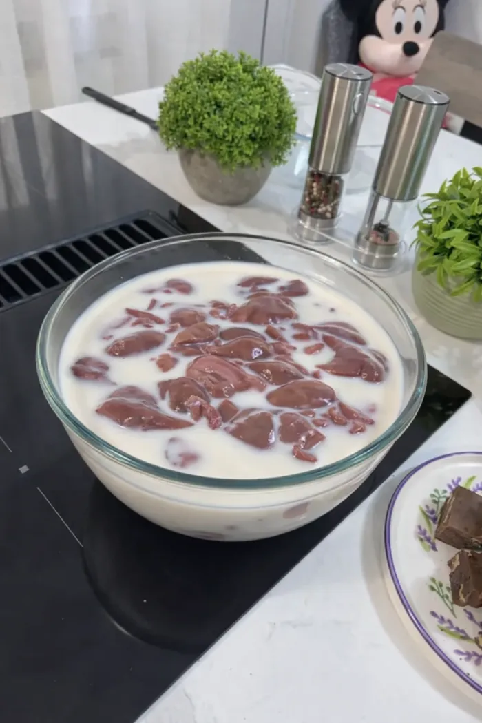 De ce se țin ficățeii de pui în lapte înainte de gătire 🥛🐔