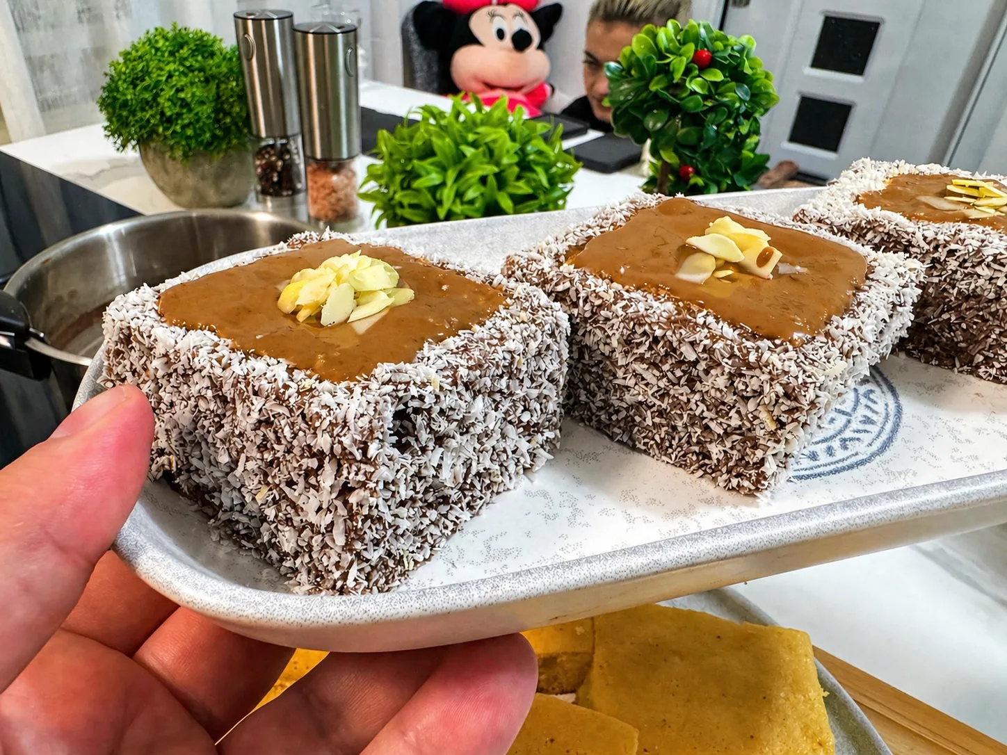 Prăjitură cu cocos și sos de cacao