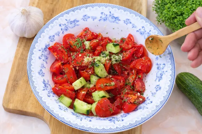 🥗 Salată de roșii 🍅 și castraveți 🥒 – varianta „un pic mai specială”