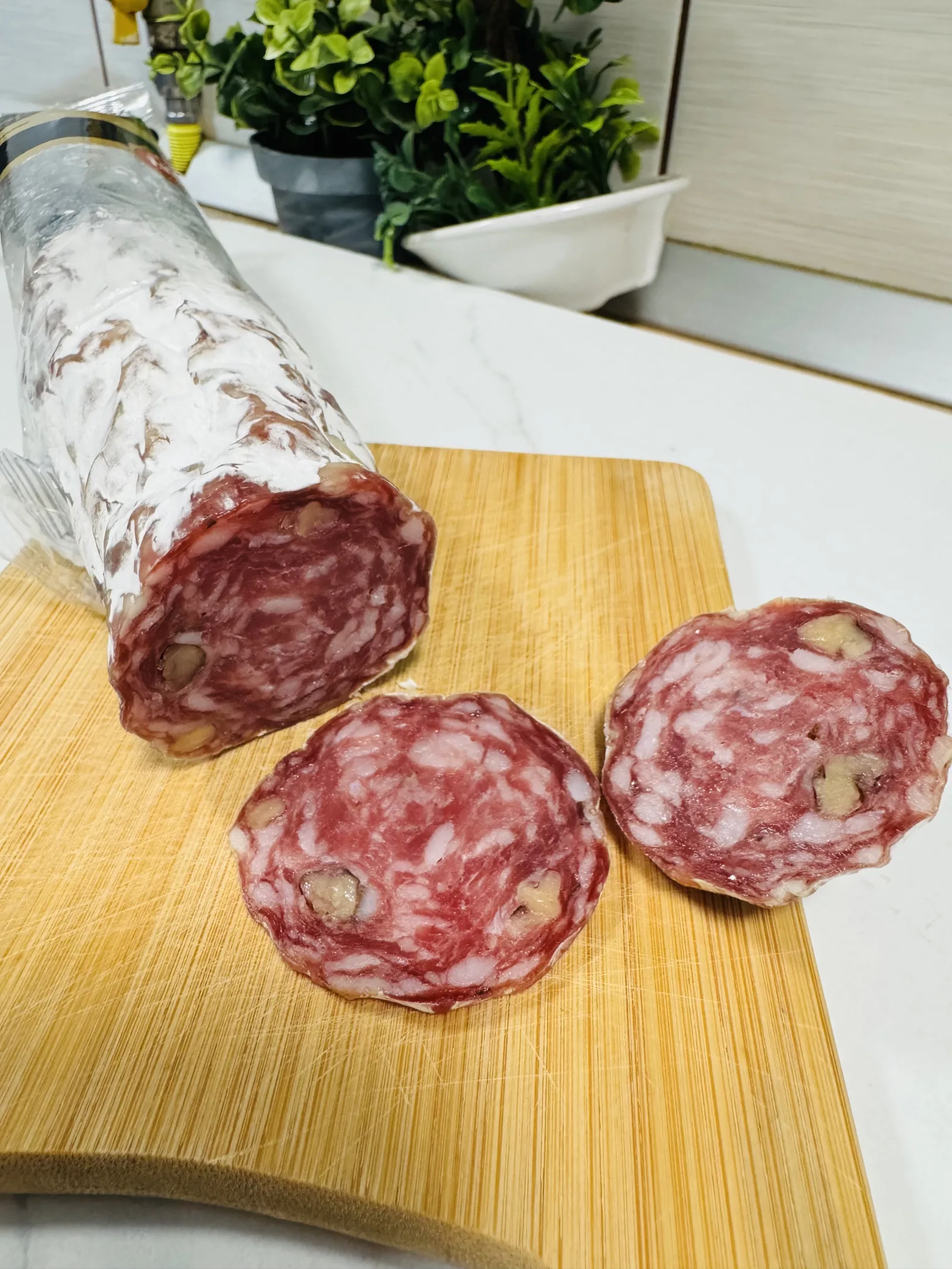 Salamul Pikok de porc cu nuci în secțiune
