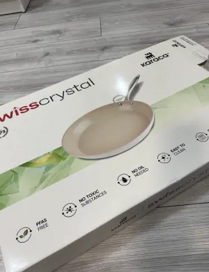 Tigaie Karaca SwissCrystal (32 cm) – ce am găsit pe etichetă