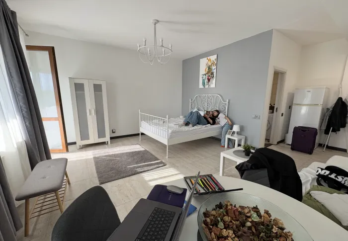 Cazare in Otopeni prin Airbnb - studio cu terasa generoasa