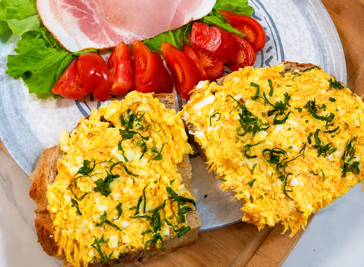 salata cu ou si branza topita pentru micul dejun