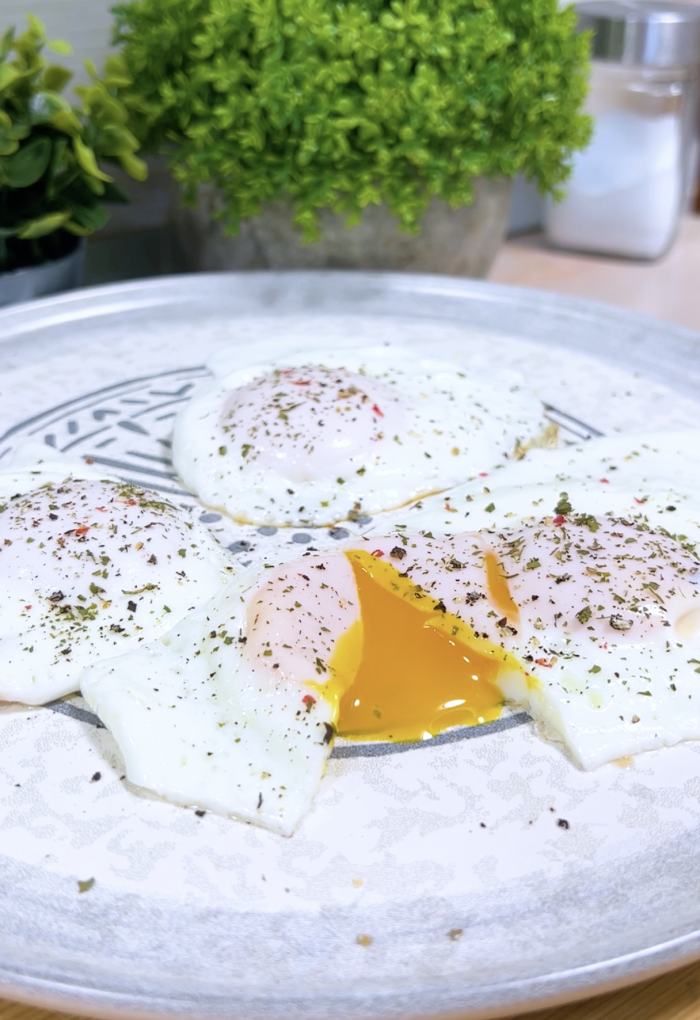 Cum să faci ouă ochiuri perfecte 🍳 – Trucul simplu pe care il folosim noi