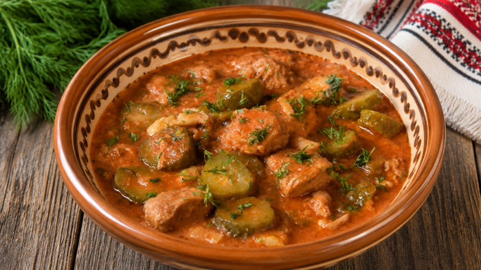 🥒 Mâncare de castraveți murați cu carne de porc – rețetă oltenească ce vă amintește de copilărie ❤️