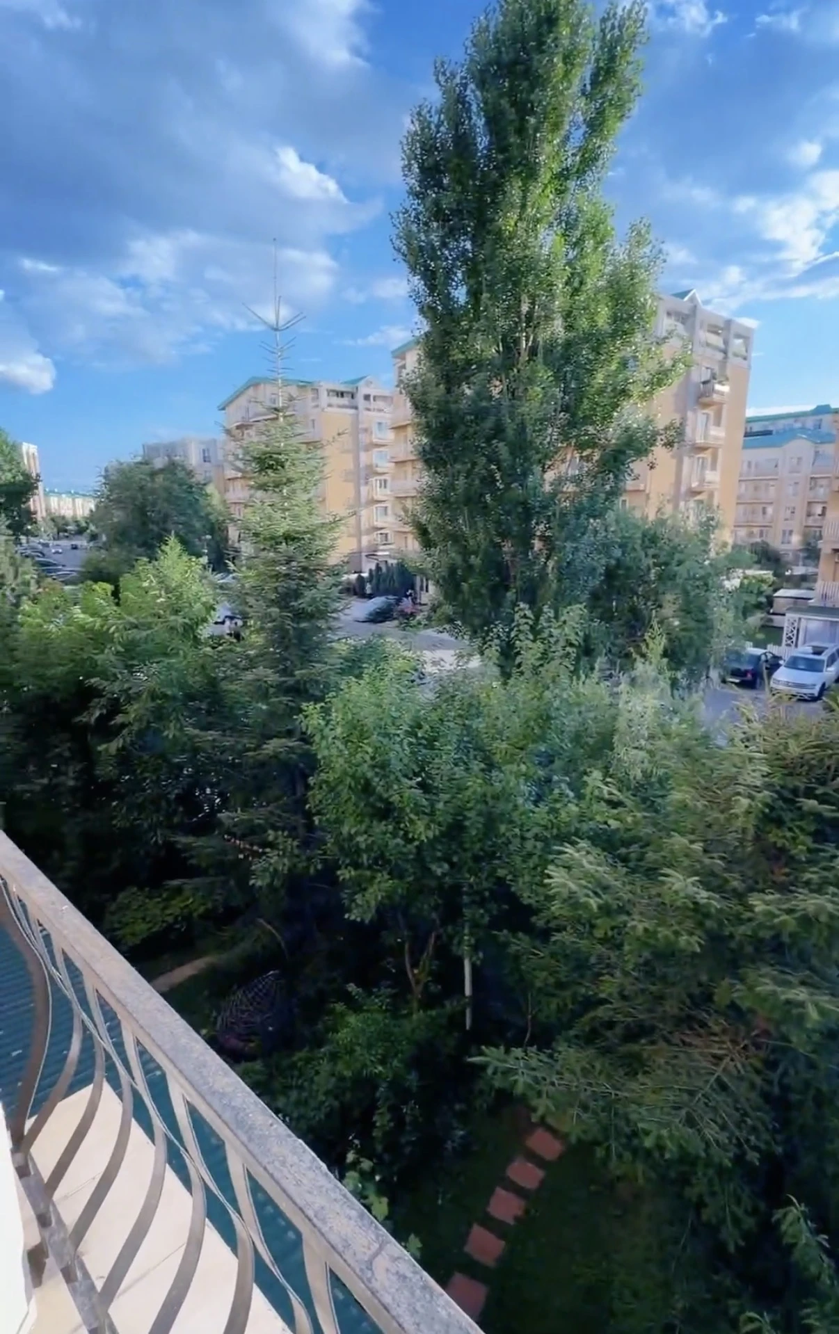 cartierul Cosmopolis vazut de la balconul apartamentului