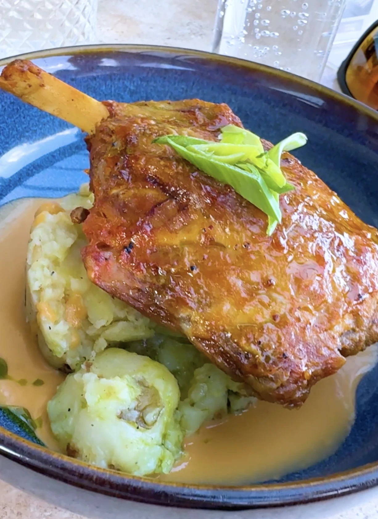 aripioara de porc, cartofi zdrobiti si sos de hrean la restaurantul Ciuperca Mica