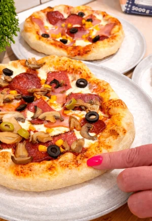Blatul de pizza cu margini pufoase