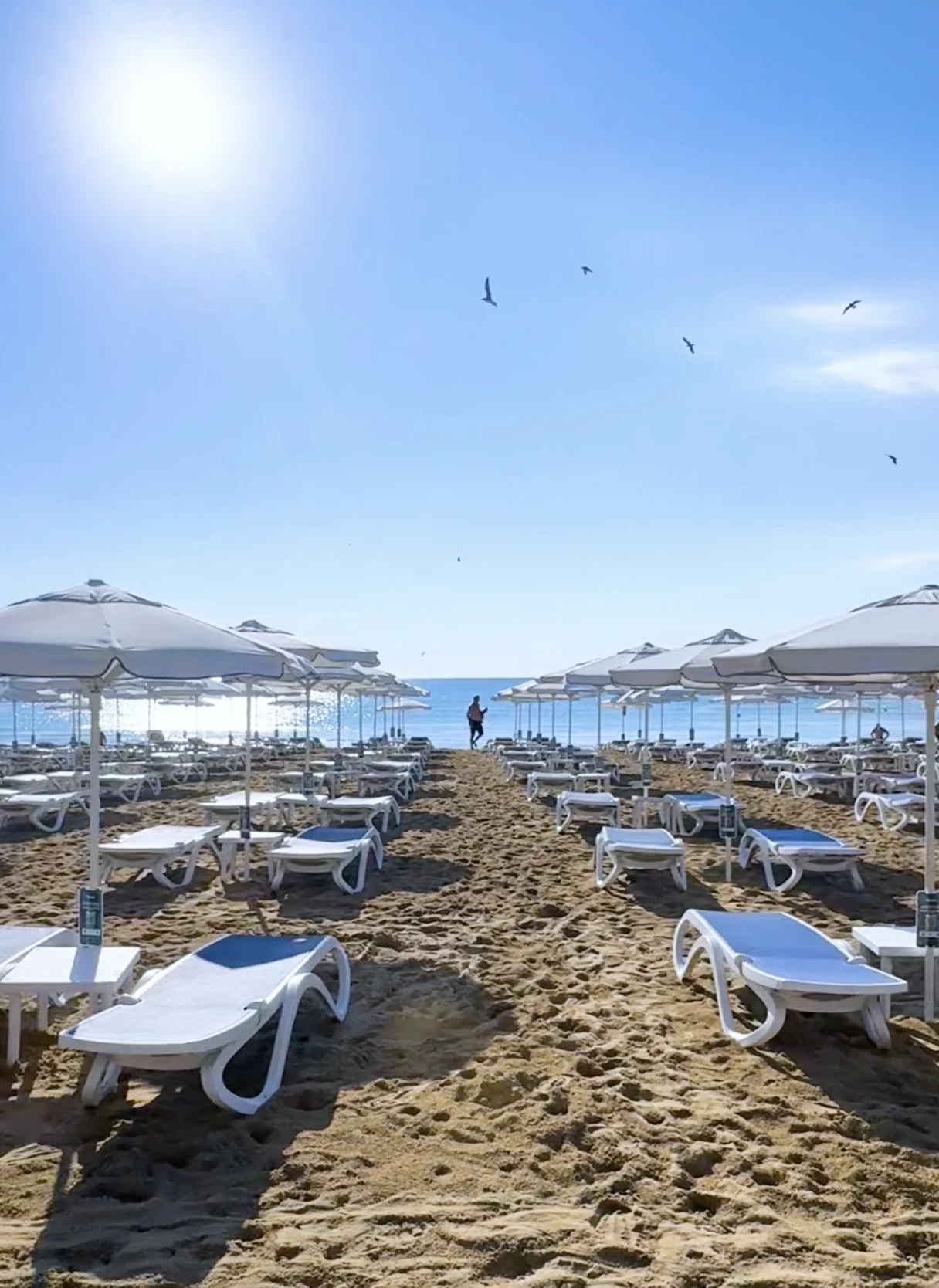 Plaja cu sezlonguri din fata hotelului Burgas