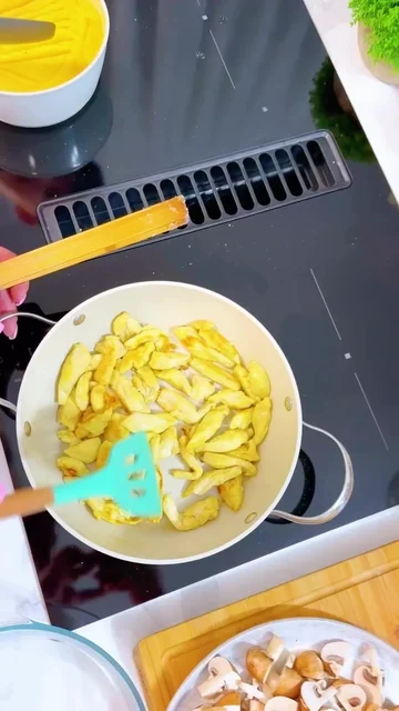 A rumenit puiul, a adăugat ceapa și după ciupercile