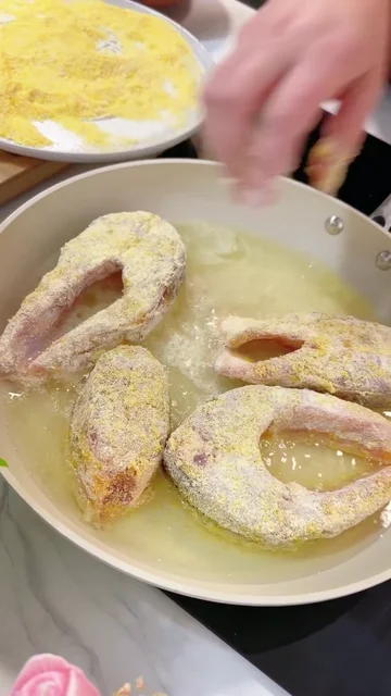 Cum a pregatit Ileana cotletele de crap la tigaie