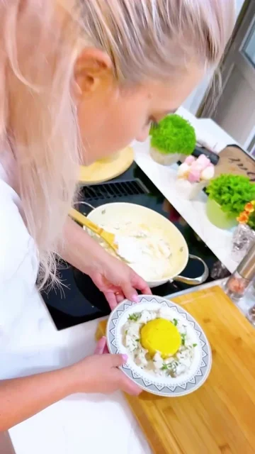 Farfurie cu pui cu smântână și ciuperci servit cu mămăligă